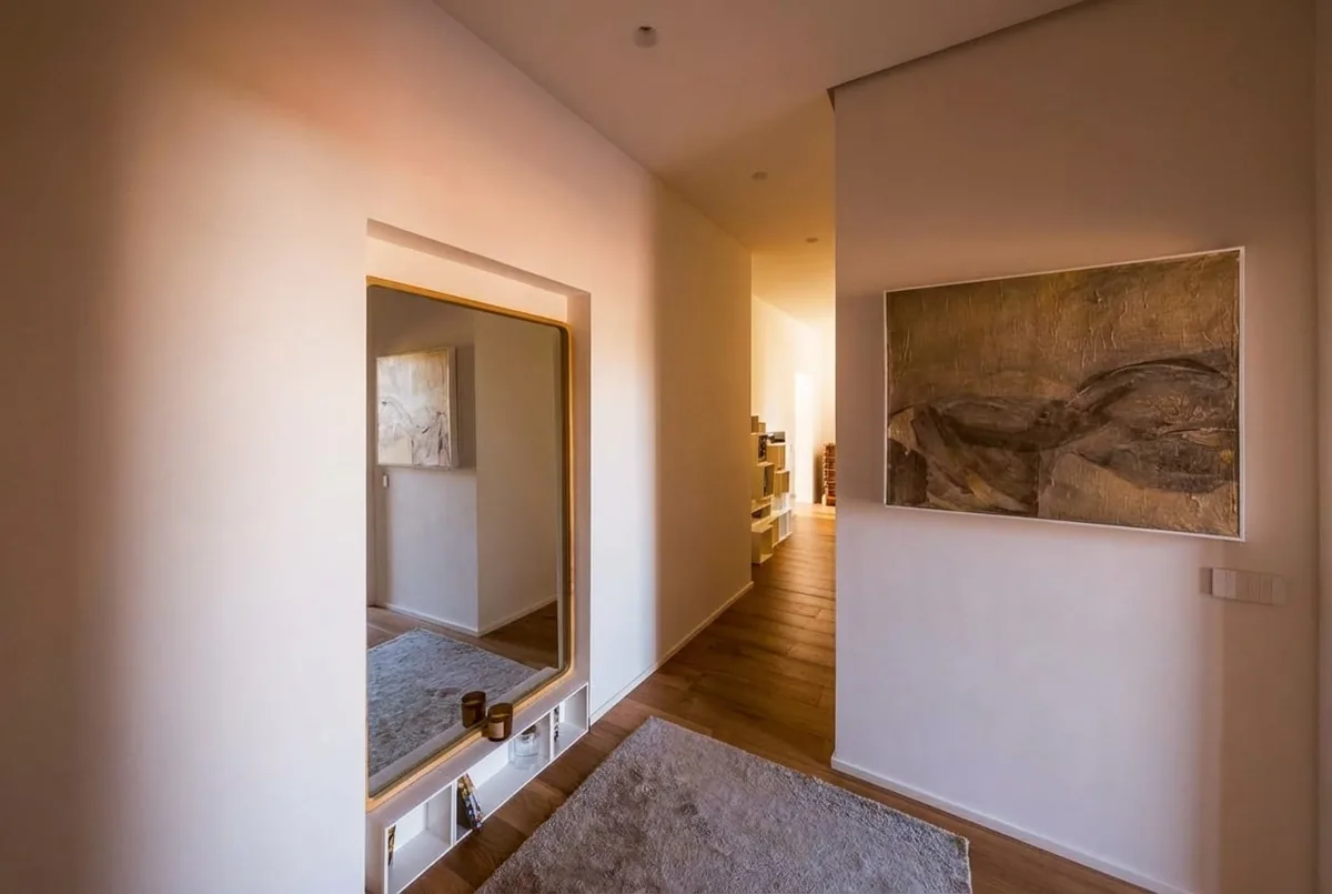 Même couloir après correction d'exposition avec murs parquet et fond de couloir plus lisibles
