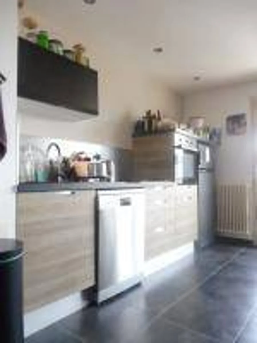 Avant : photo de cuisine en basse définition, floue, pixelisée et terne