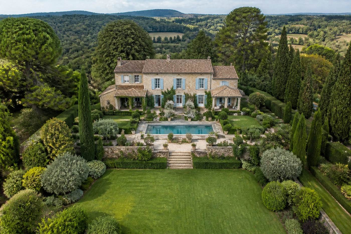 Propriété de prestige photographiée par drone, jardin et piscine visibles depuis les airs