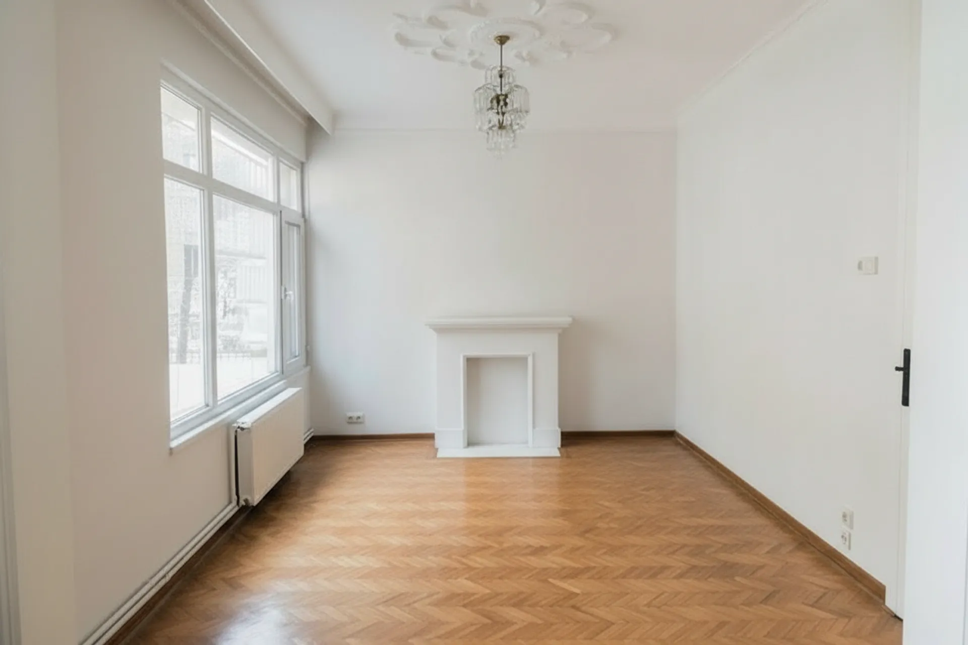 Même séjour vidé : parquet, cheminée et murs reconstruits, volumes identiques