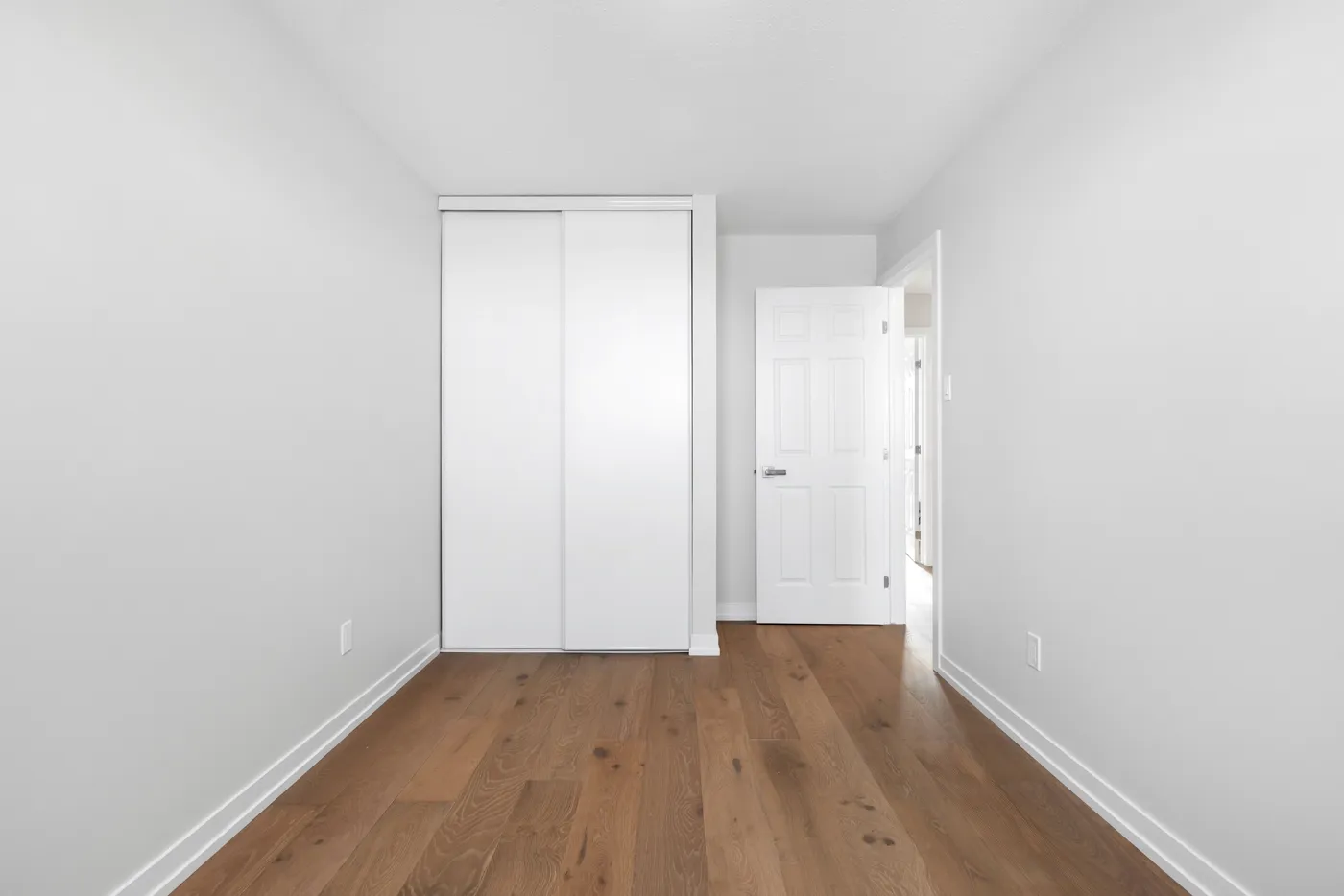 Chambre vide avec parquet et placard, avant staging virtuel